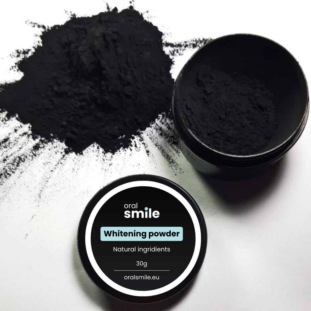 Dabīgs zobu balināšanas pulveris atvērts un izbērts