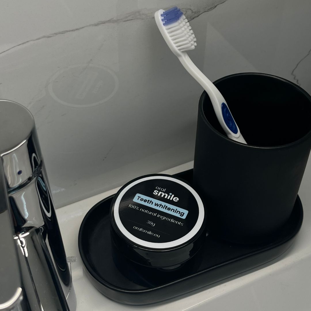 Dabīgs zobu balināšanas pulveris vannas istabā