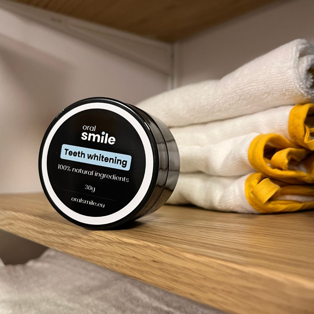 OralSmile.eu dabīgs zobu balināšanas pulveris mājas plauktā apstākļos no kokosrieksta un aktīvās ogles.